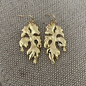 Kendra Scott Savannah drop earrings! Beautiful and only worn for about 2 hours!